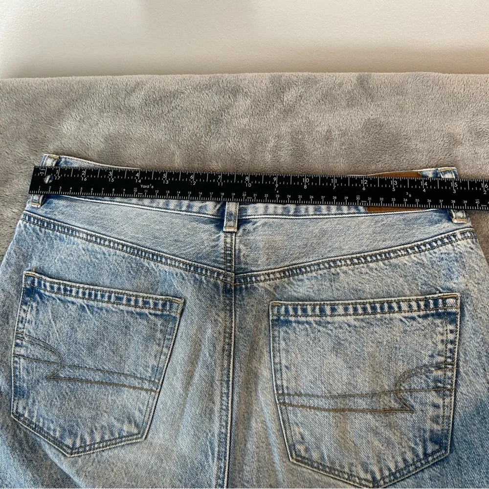 American Eagle Women's Jeans Light Wash‎ Mom Jean Distressed Color Blue Size 6 - Picture 13 of 16
